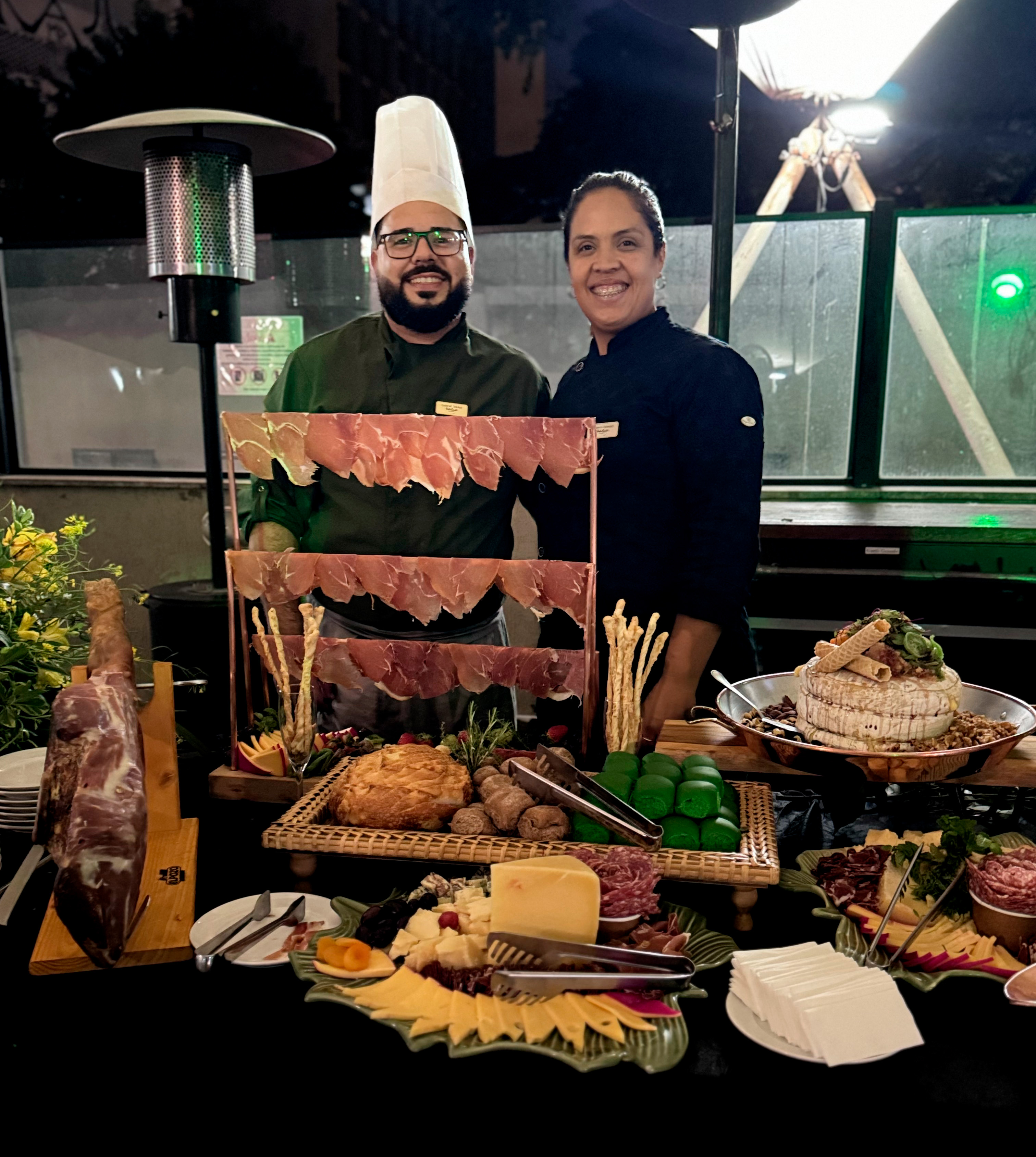 Cozinheiro preparando prato